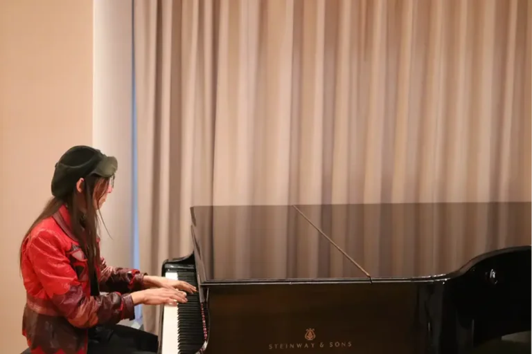 Lucio Corsi al pianoforte negli studi di Sugar Music