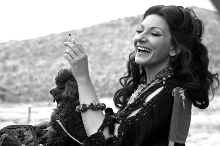 Maria Callas durante una pausa sul set di “Medea”