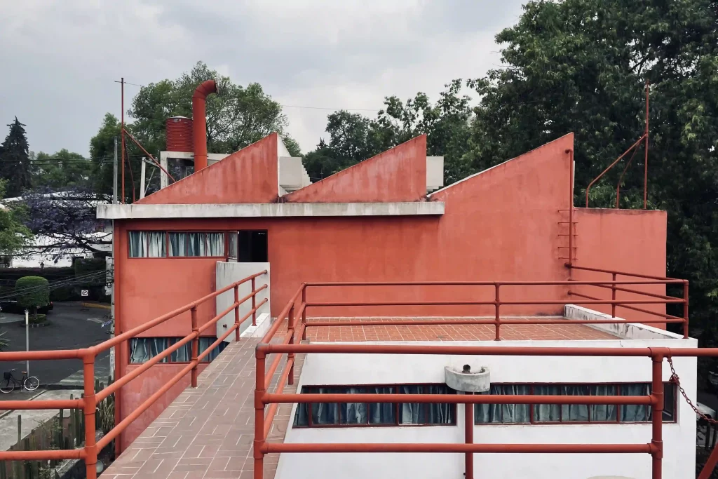 Museo Casa Estudio Diego Rivera and Frida Kahlo – the connecting pathway