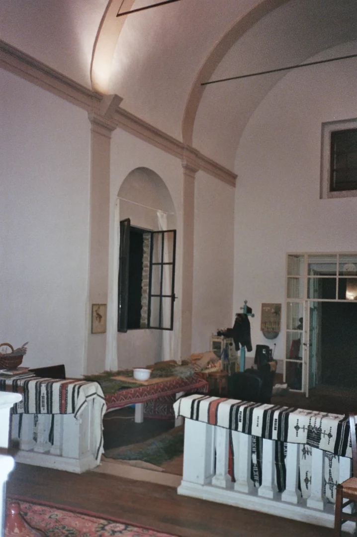 Nella chiesa, durante essicazione della lavanda