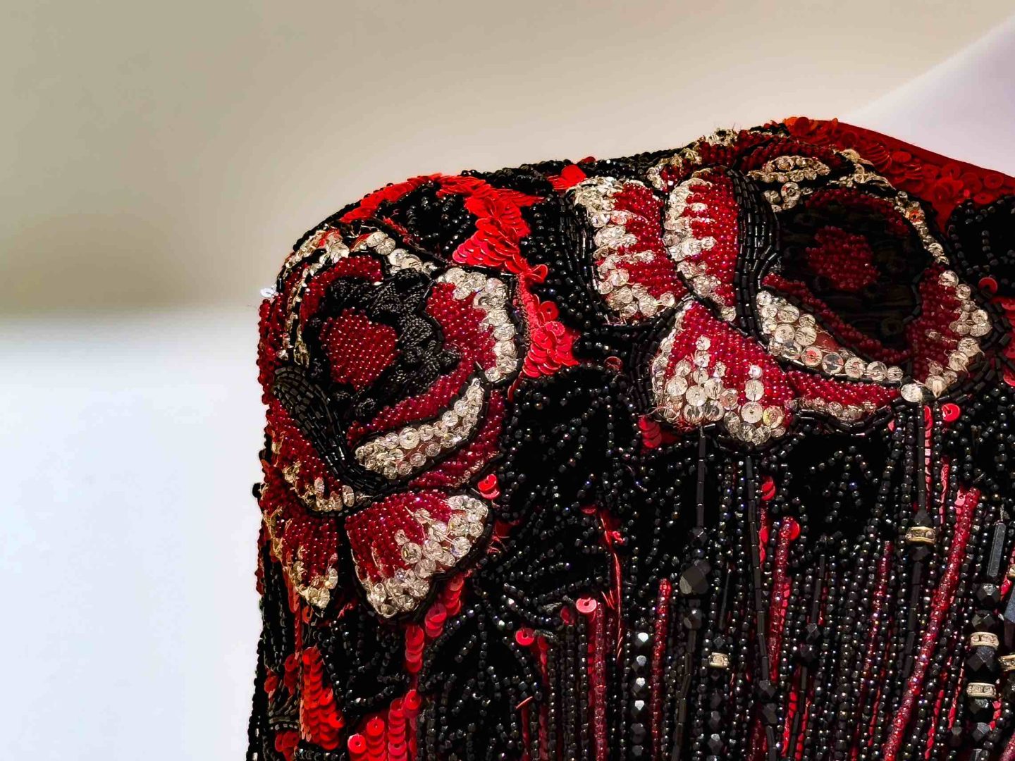 Dettaglio couture: ricami in perline e paillettes rosse e nere, a sottolineare l’ossessione per la qualità e la “feroce ironia” del gusto Valentiniano.Orizzonti Rosso, PM23 Roma