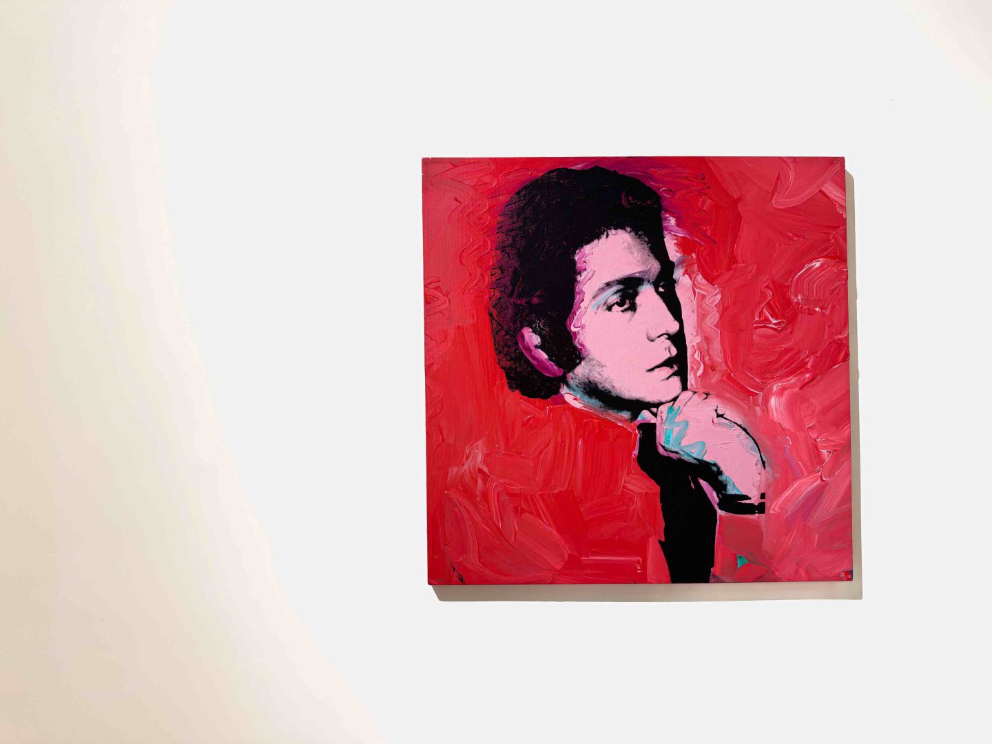Andy Warhol, Ritratto di Valentino (1974) – serigrafia e pittura materica si uniscono in un omaggio al cromatismo identitario del Maestro.Orizzonti Rosso, PM23 RomaAndy Warhol, Ritratto di Valentino (1974) – serigrafia e pittura materica si uniscono in un omaggio al cromatismo identitario del Maestro.Orizzonti Rosso, PM23 Roma