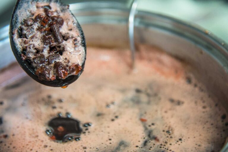 Per la tintura vengono utilizzate le foglie e le parti apicali della pianta di canapa||La gamma di colori dei filati VerdefiloLab