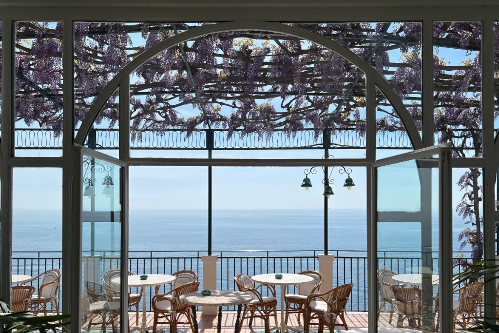 Pergolato con glicine in fiore|Glicine in primavera al Santa Caterina|Glicine al tramonto|Una terrazza sul mare di Amalfi|Una veduta sul mare dal Santa Caterina|Hotel Santa Caterina