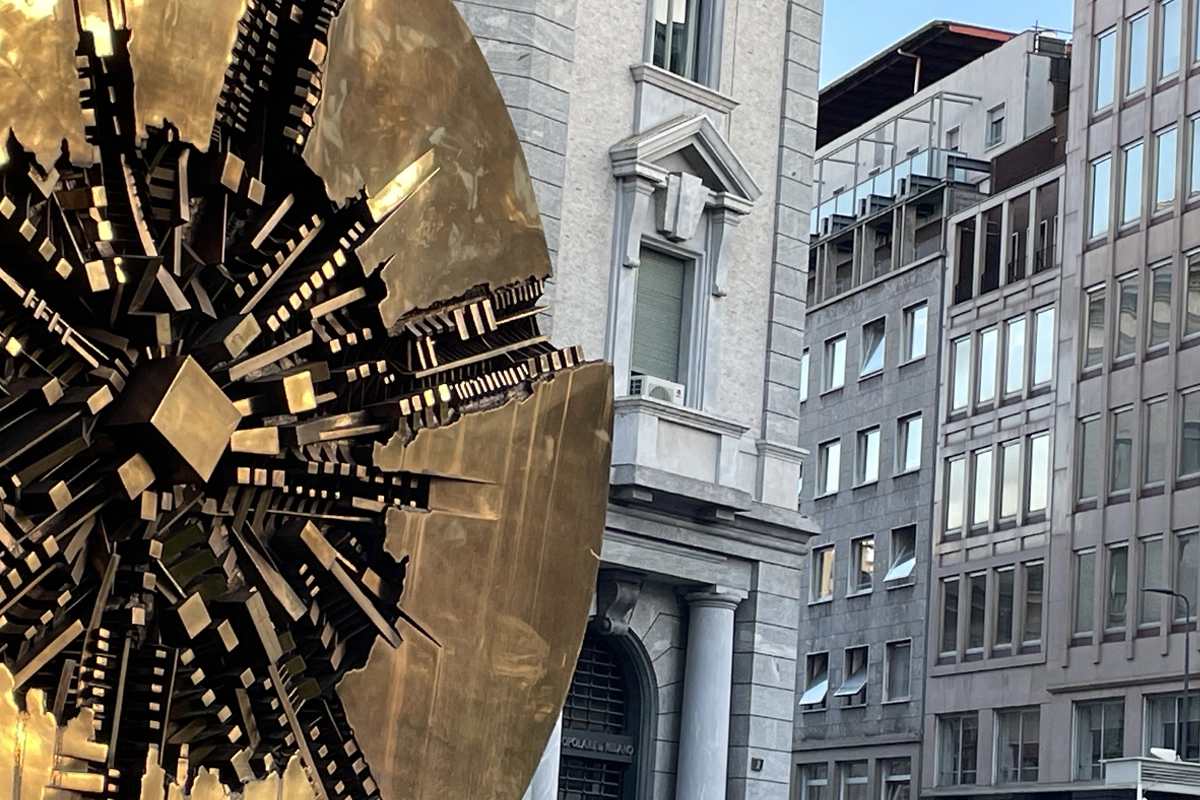 Piazza Meda, Milan - Pomodoro's Disk and Portaluppi's facade