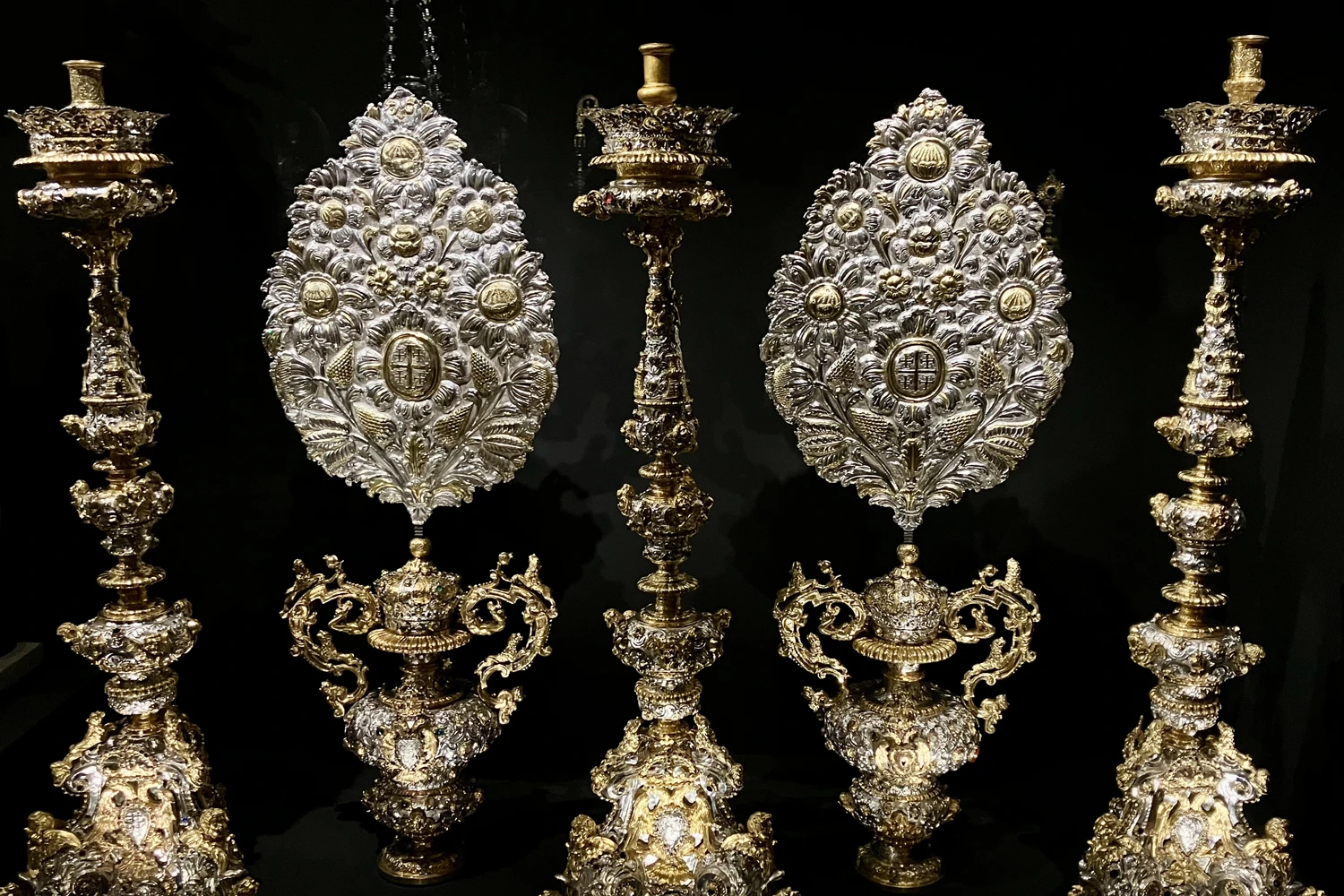 Pietro Eutichio e Giovanni Juvarra (Attr.), Vasi e Candelieri da Altare (Dettaglio), dono di Carlo II, Re Di Spagna