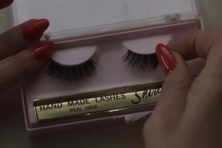 Priscilla indossa le ciglia finte