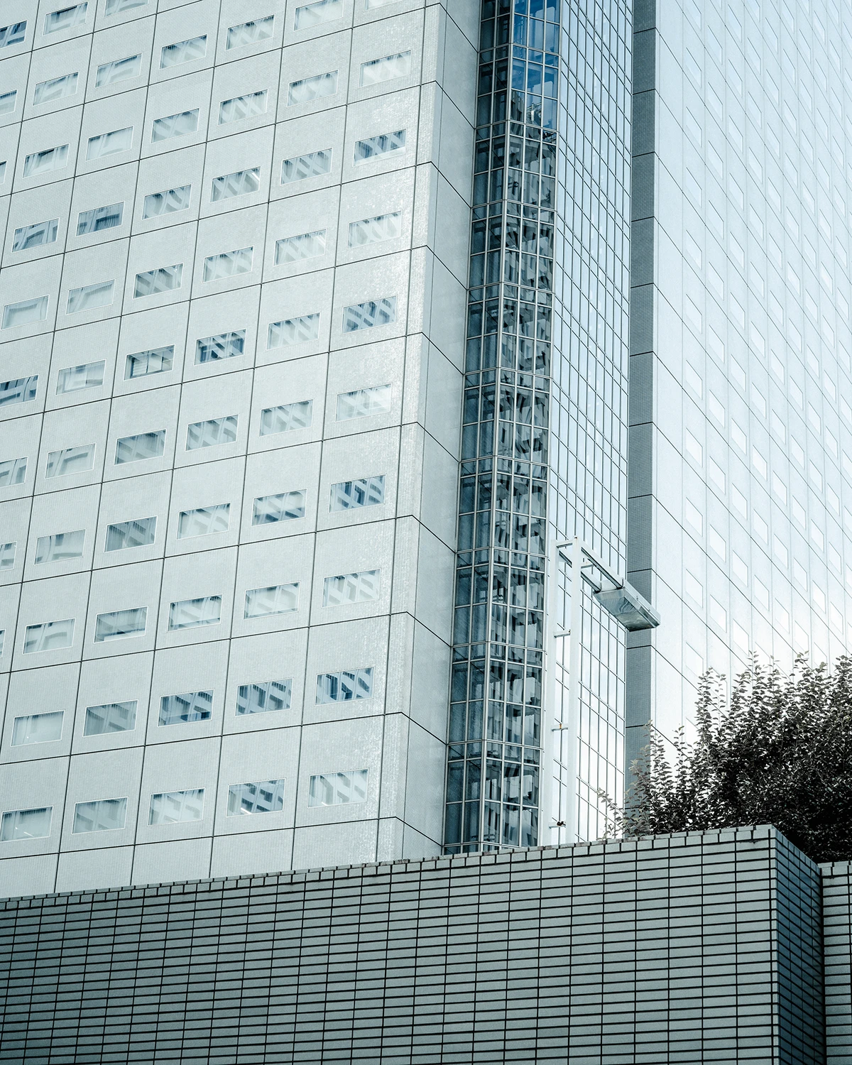 Photography Ramona Deckers fashion shooting in Tokyo, japanese architecture