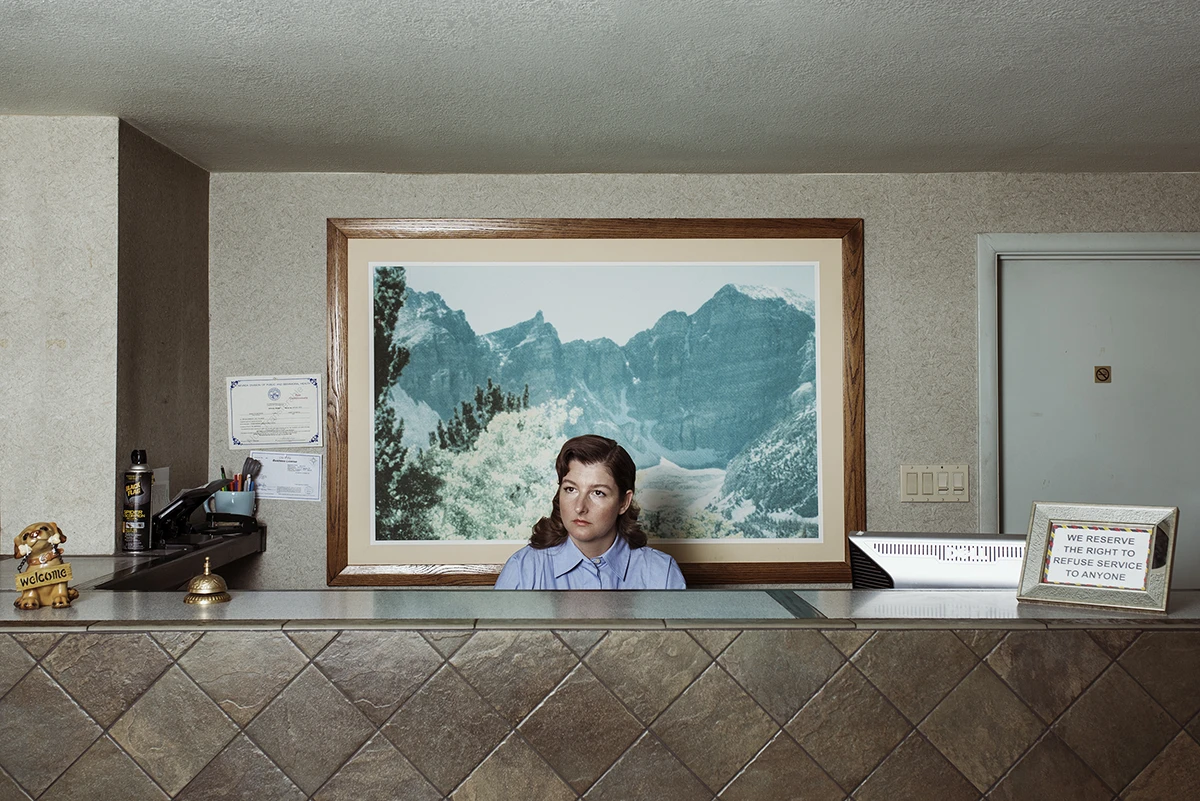 Robin as The Receptionist (c) Robin de Puy
