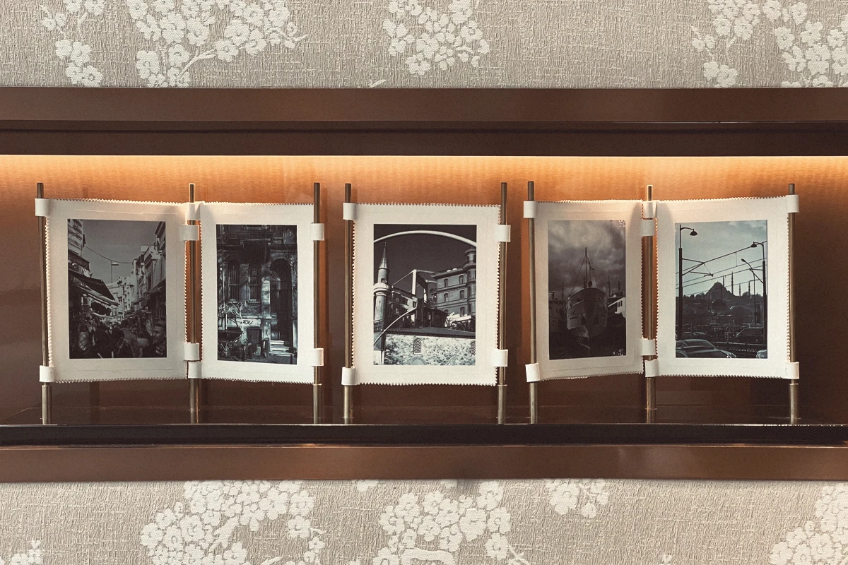 Sanasaryan Han, fotografie di Istanbul all'ingresso dell'hotel
