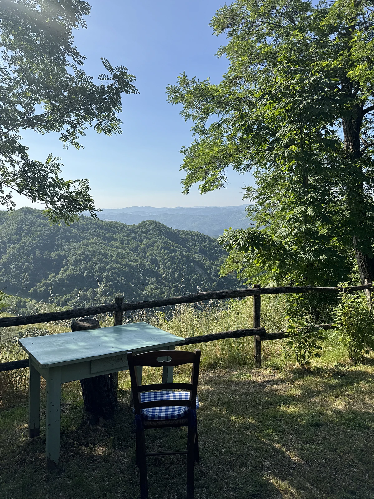 Scrivania sul belvedere di fronte alla casa di Caterina Ravaglia