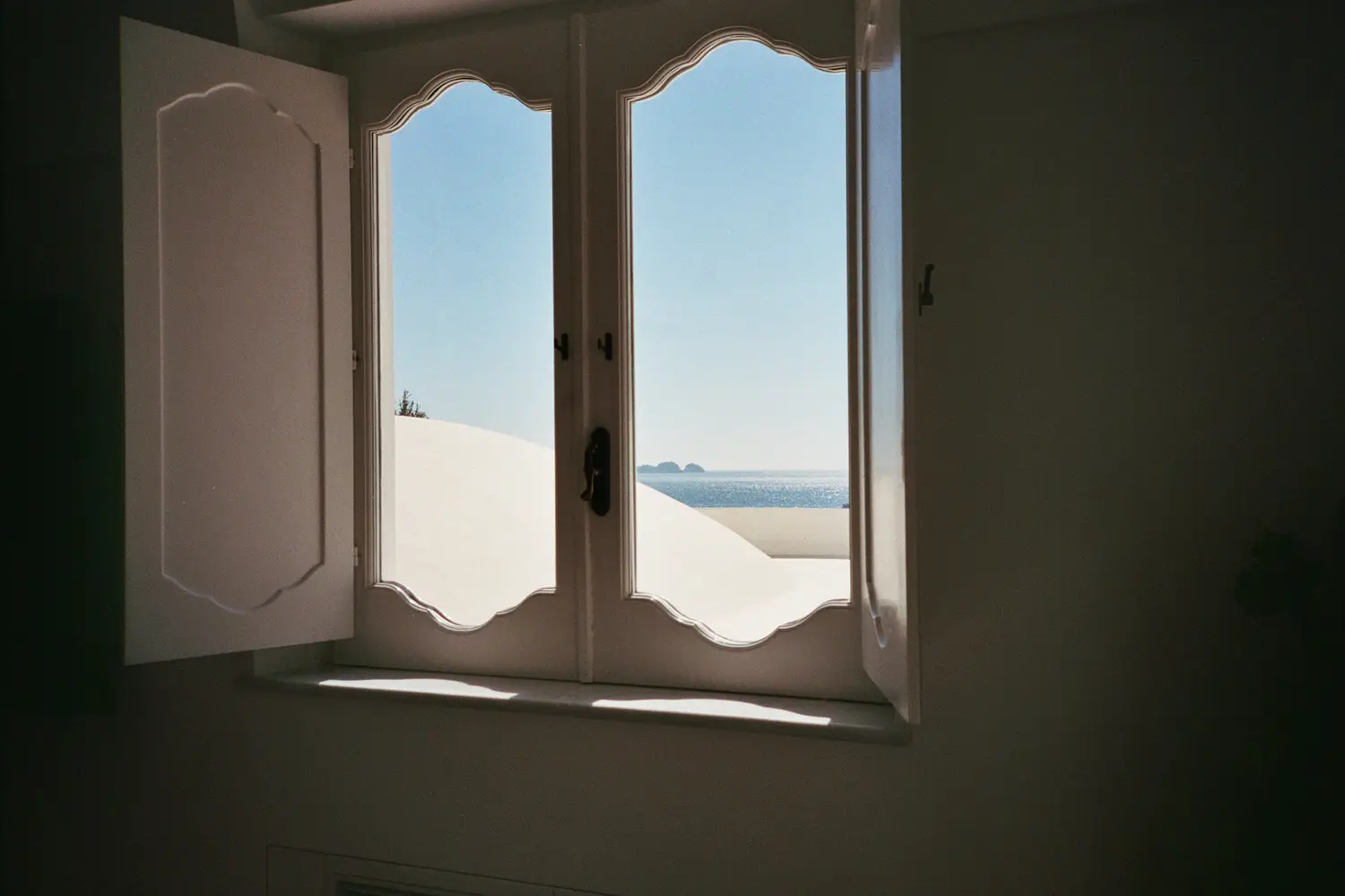 Stucco façade with clay-tile roof hovers above a bay dotted with fishing boats, reaffirming the estate’s maritime relationship_2 Villa Treville