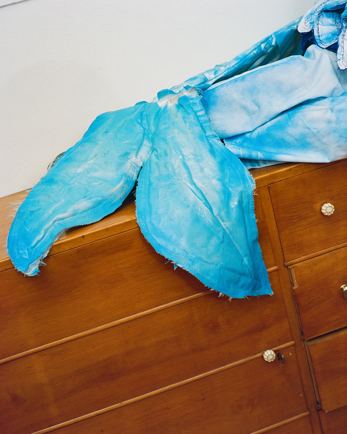 Suit Mostruosa Sirena (2024) Flaminia Veronesi in collaboration with Sébastien Meunier, courtesy of Tommaso Calabro Gallery. Photography Alessandro Timpanaro