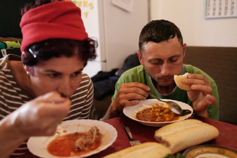 Fading Borders investigates the topic of the diaspora from Romania