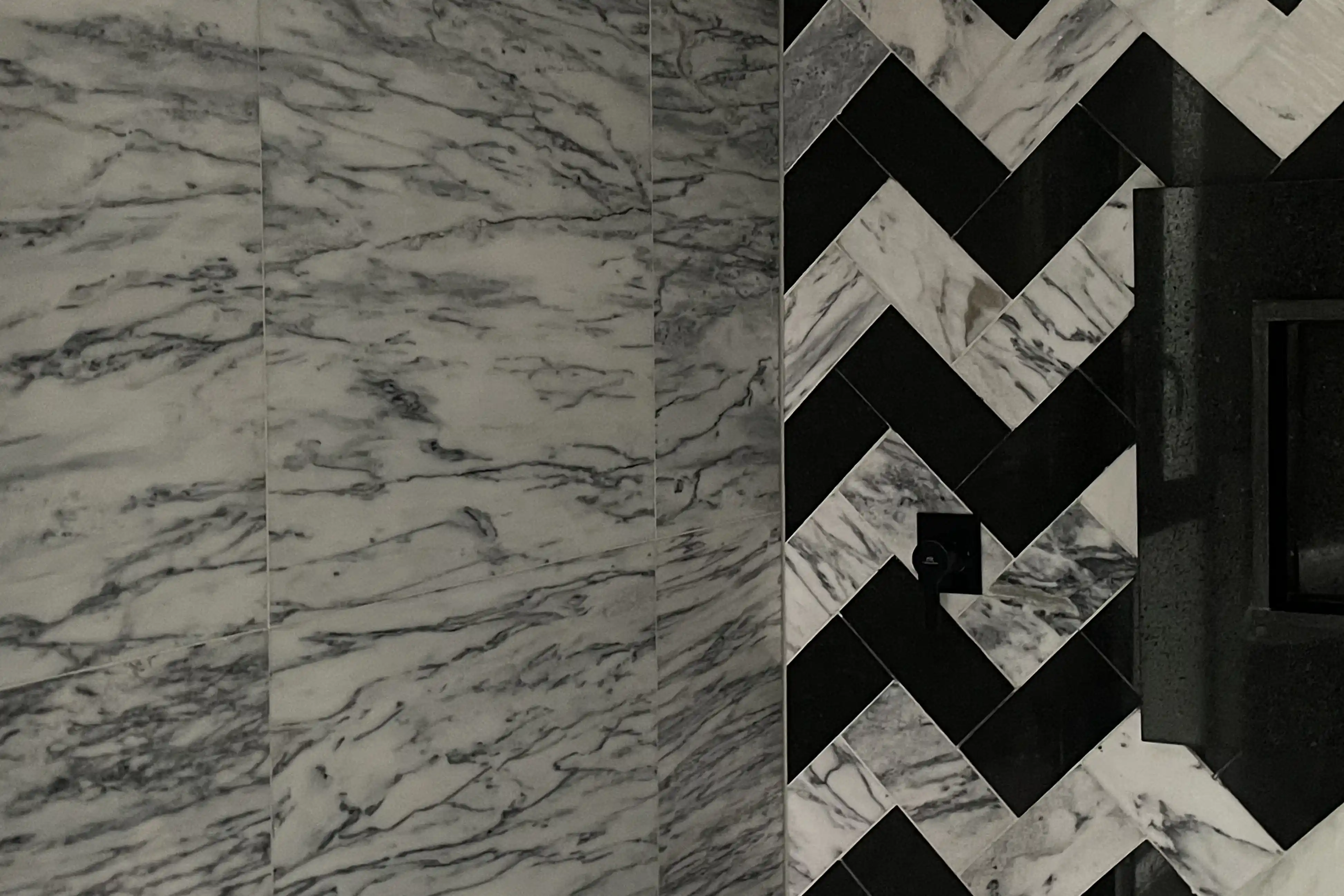 The Wild Oscar, bathroom details