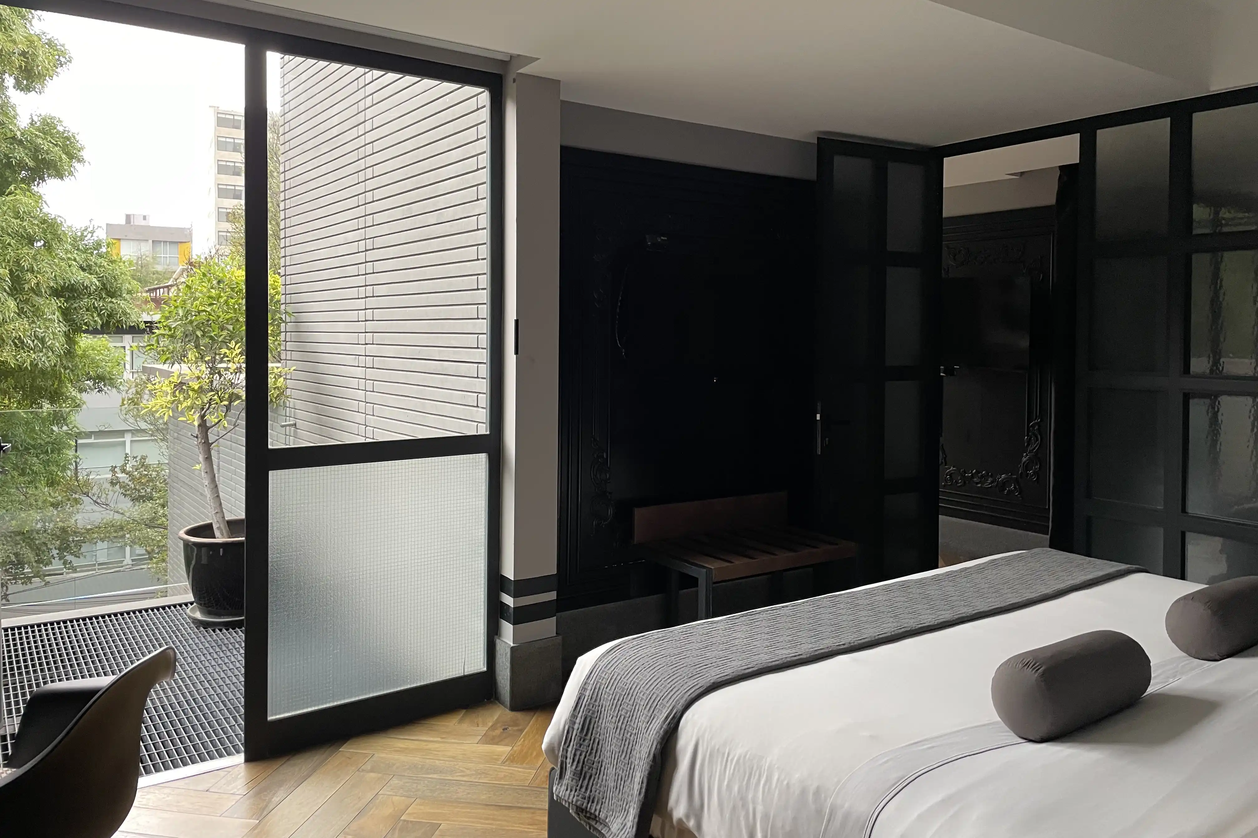 The Wild Oscar, bedroom interiors