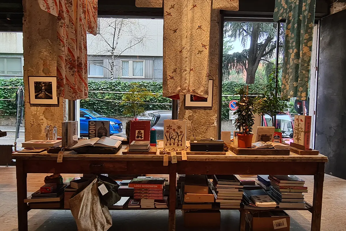 The magazines and books table at Stamberga