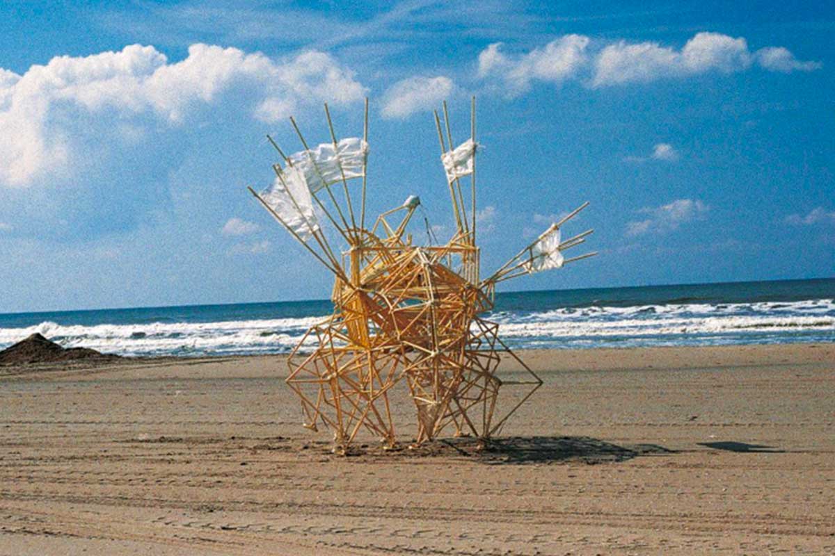 Lampoon, Strandbeest, a beach creature by Theo Jansen