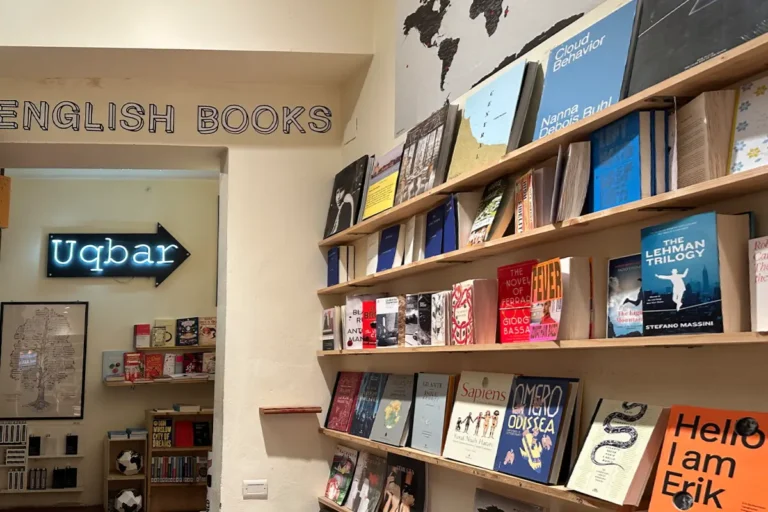 Uqbar singage inside Todo Modo