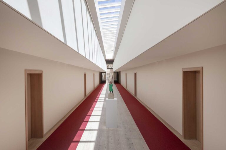 Interior view: minimalism characterizes Vigilius Mountain Resort’s design