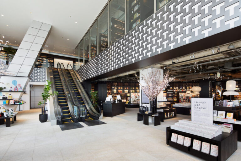 ROPPONGI TSUTAYA BOOKSTORE|INTERIOR OF ROPPONGI TSUTAYA BOOKS|ROPPONGI TSUTAYA BOOKS CAFÉ