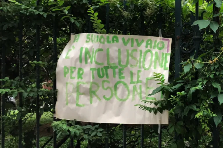 cartelli appesi ai cancelli della scuola di Via Vivaio