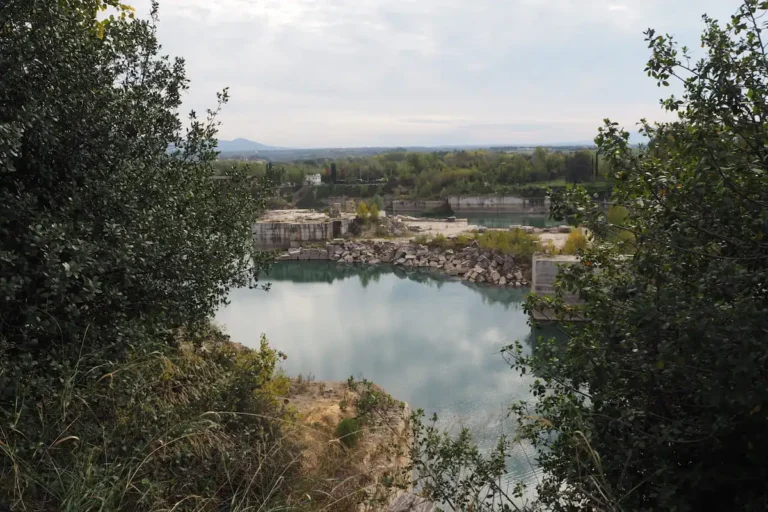 le cave di travertino hanno bisogno di ingenti quantità d'acqua per l'estrazione