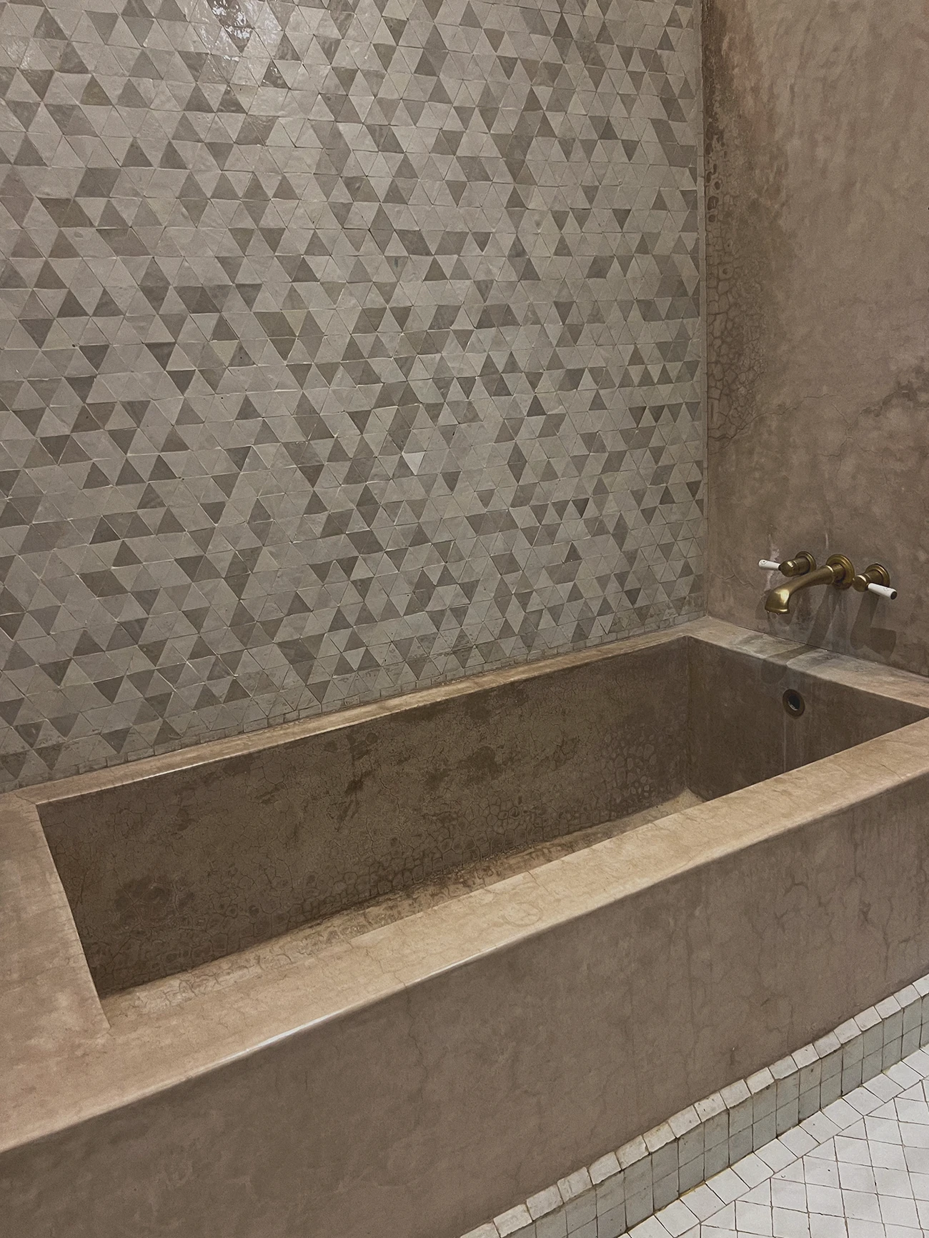 BATHTUB - YVES SUITE