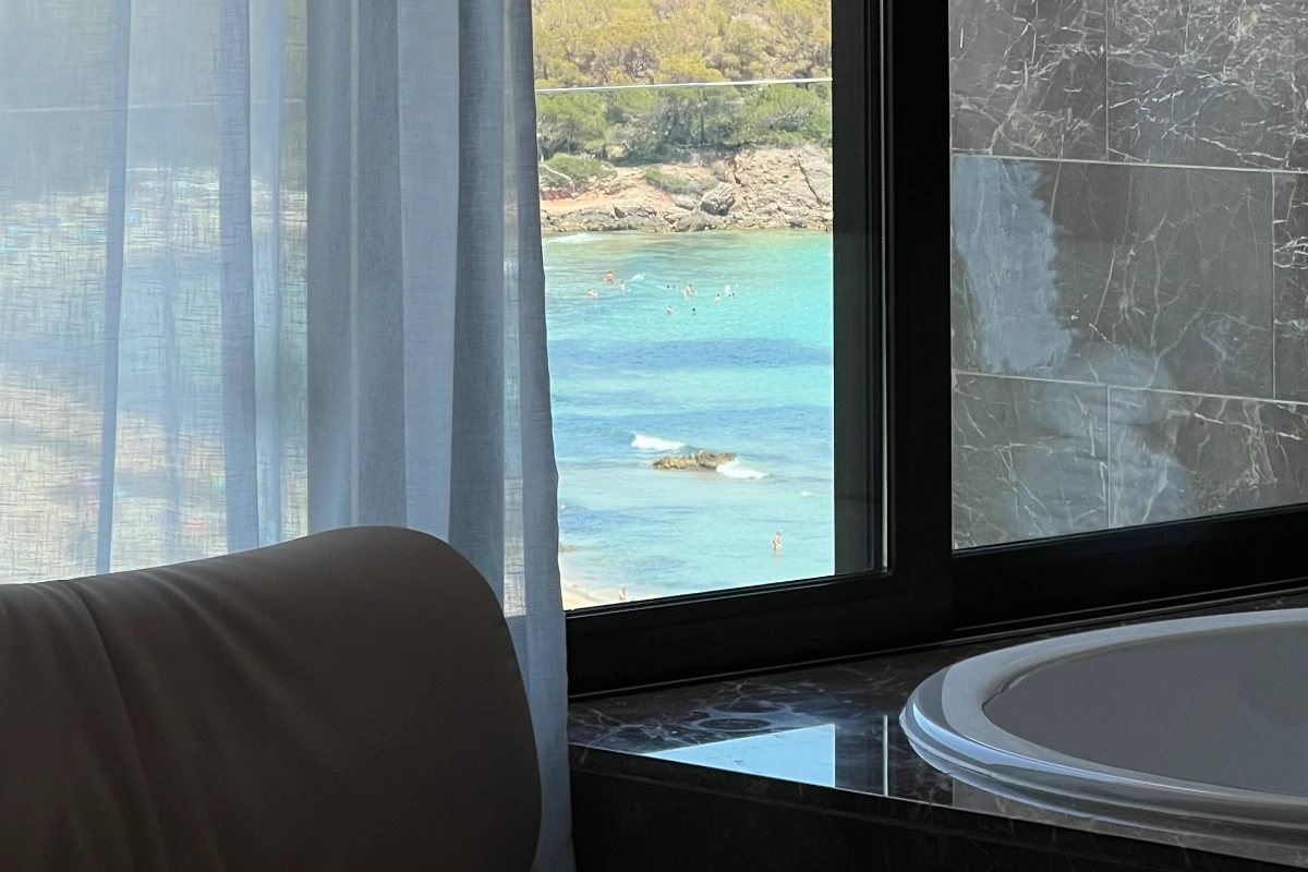 Bathtub with view over Cala Nova bay
