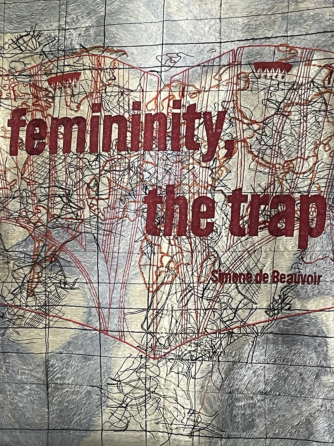 Femminilità, una trappola – è il titolo di un testo di Simone de Beauvoir, uscito nel 1947. Femininity, the trap è la scritta ricamata sul pannello centrale, disposto in questa aula Barberini