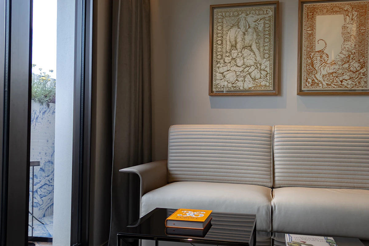 JUNIOR SUITE ART_OTEL