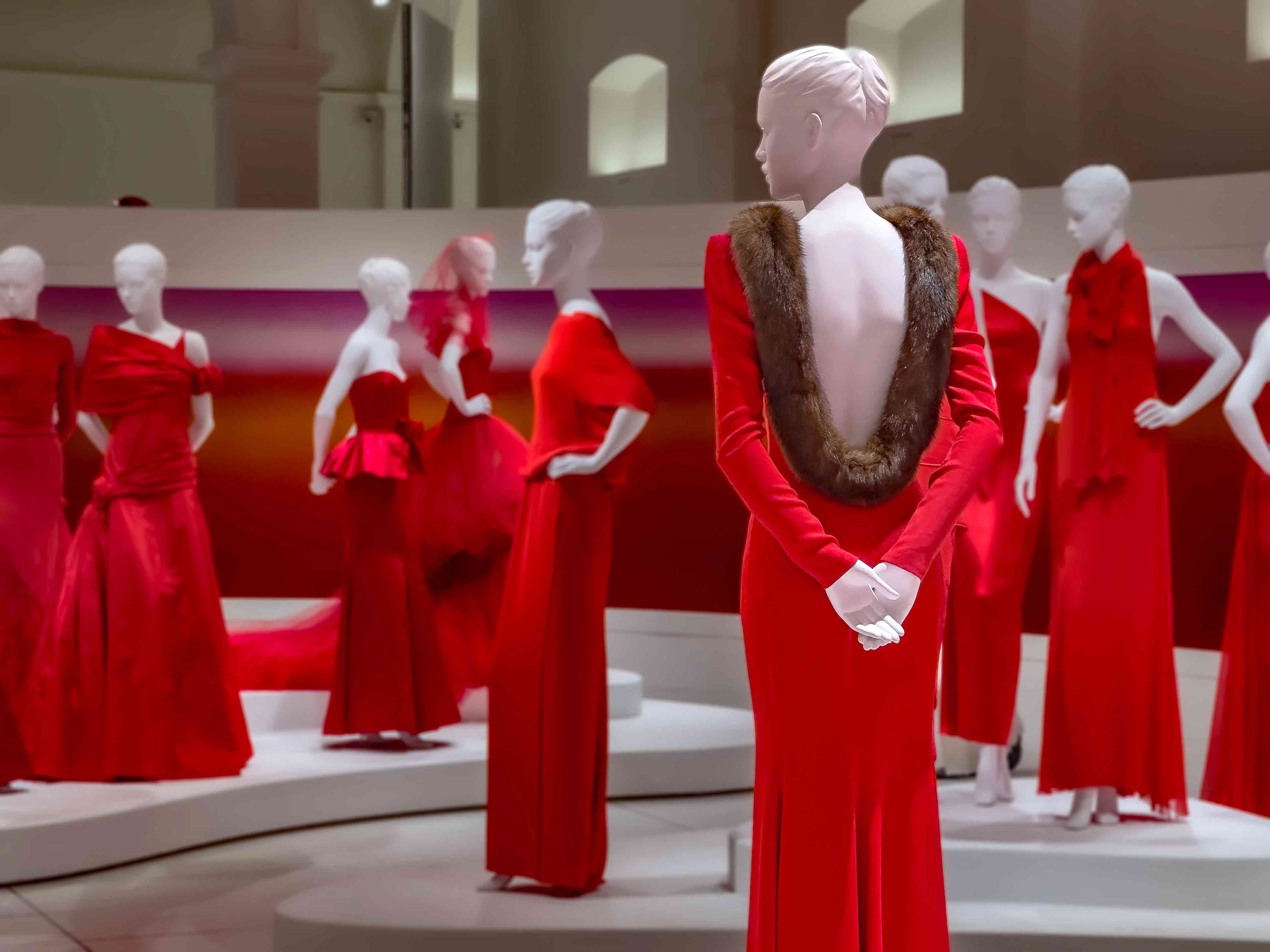 Manichini disposti su pedane circolari, ciascuno vestito in rosso Valentino: un “esercito couture” che marcia verso un futuro di bellezza.
Orizzonti Rosso, PM23 Roma