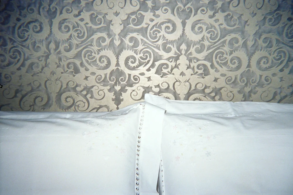 Embroidered linen sheets in Refugium Amoris Venice