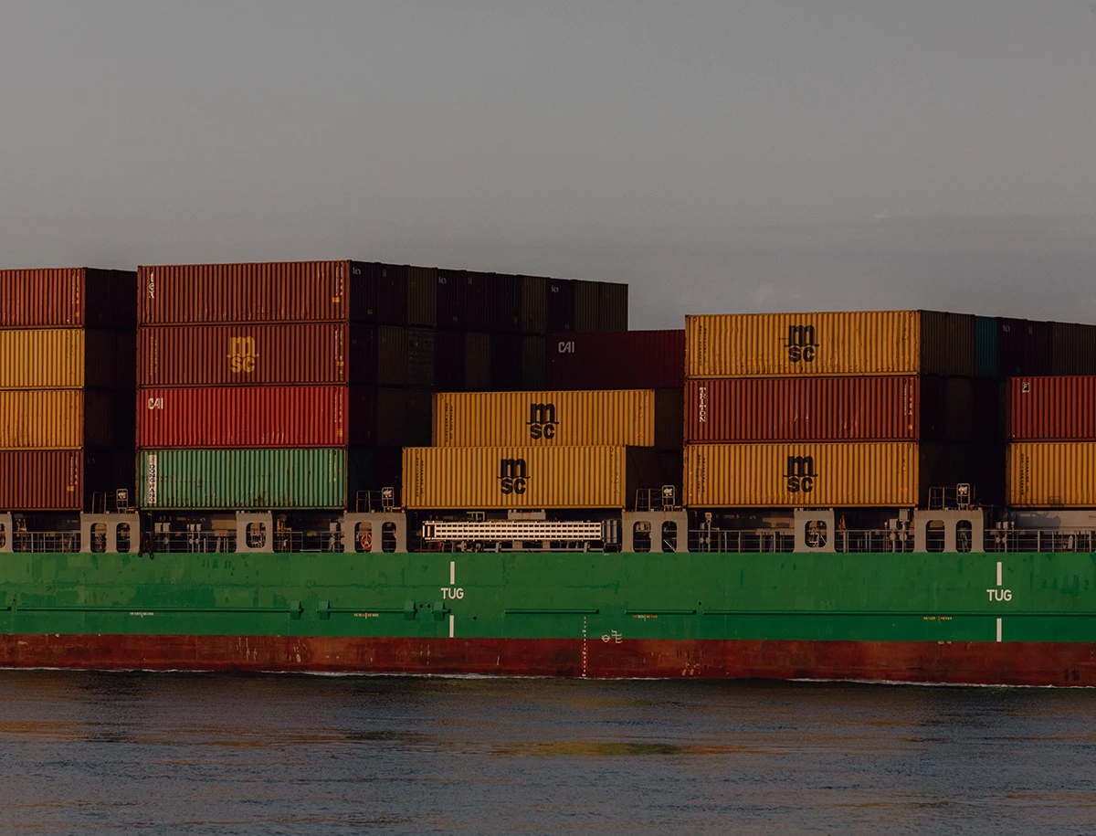 Cargo e container. Photography Matteo de Mayda