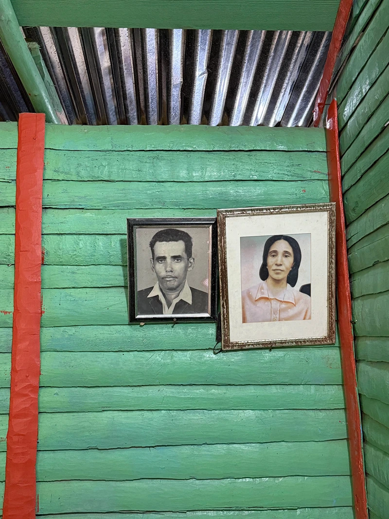 Ritratti di famiglia in una casa tipica Dominicana