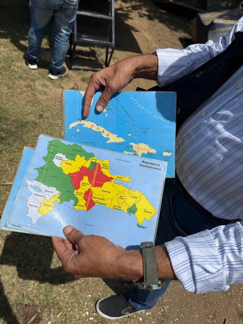 Una guida mostra la cartina della Repubblica Dominicana