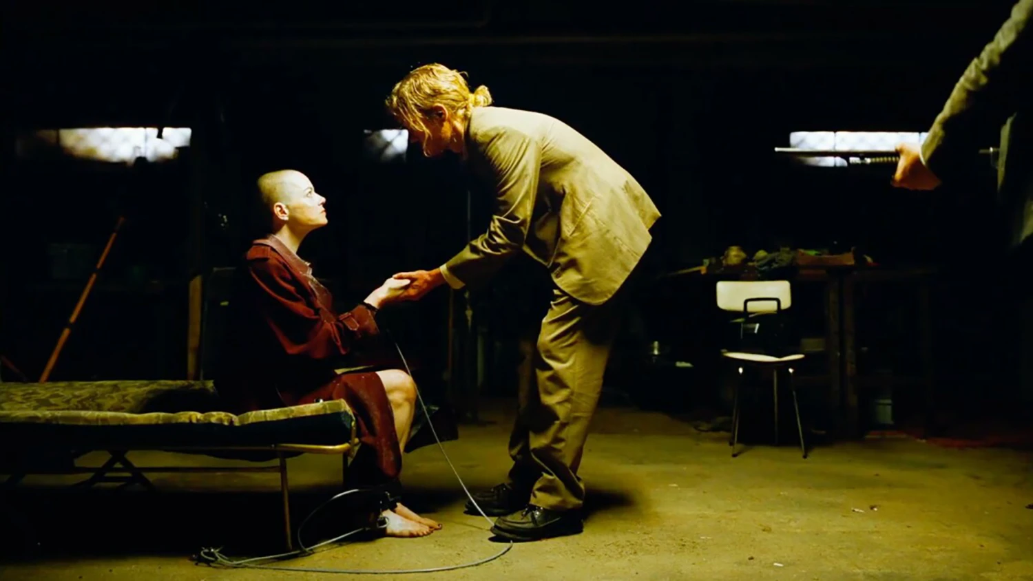 Bugonia, film di Jorgos Lanthimos. Jesse Plemons ed Emma Stone, stretta di mano