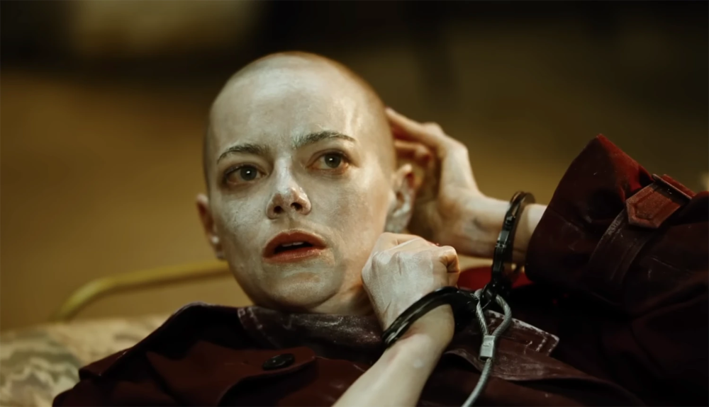Bugonia, film di Jorgos Lanthimos. Primo piano di Emma Stone