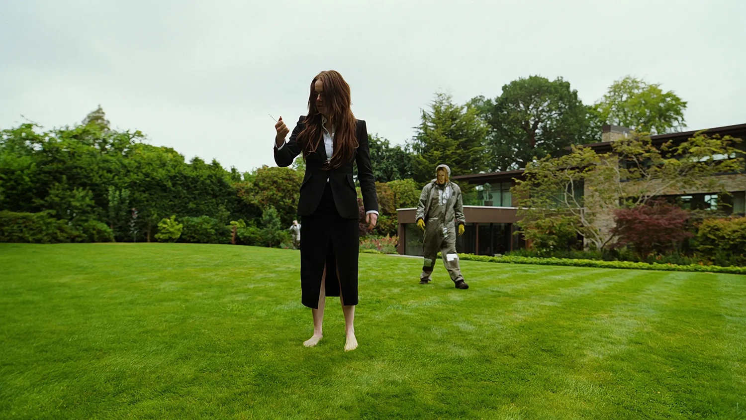 Bugonia, film di Jorgos Lanthimos. Scena della fuga in giardino