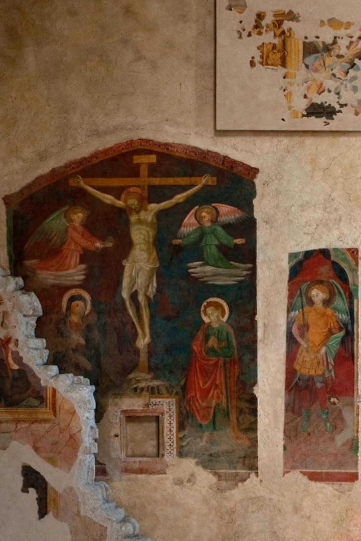 Crocifissione del XV secolo apparsa dietro una parete crollata della Chiesa SS.Annunziata a Postignano