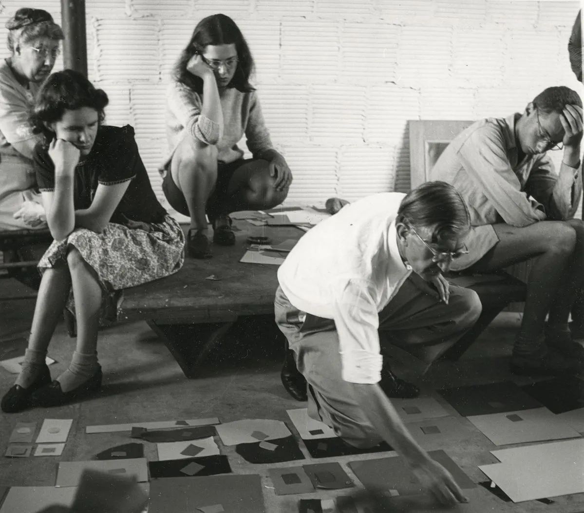 Josef Albers teaching the color class, Bauhaus Magazine