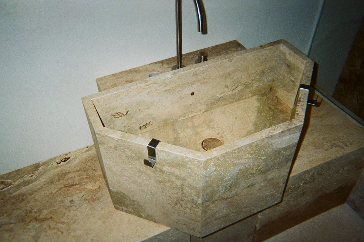 Lavandino in pietra scura in bagno di Nomos