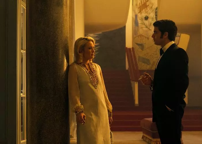 Carolina Crescentini in una scena di Mrs. Playmen su Netflix