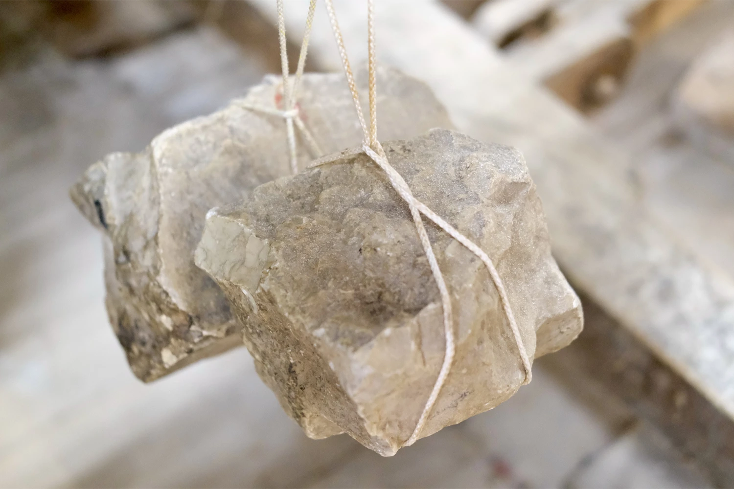 Contrappesi per mantenere in tensione l_ordito