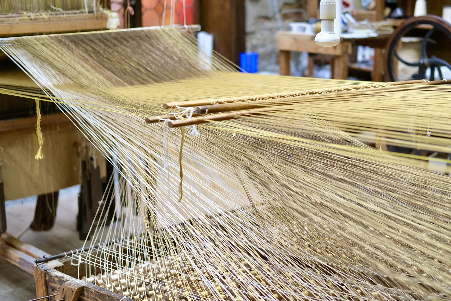 L'ordimento teso nel telaio viene intrecciato e assicurato a barre orizzontali