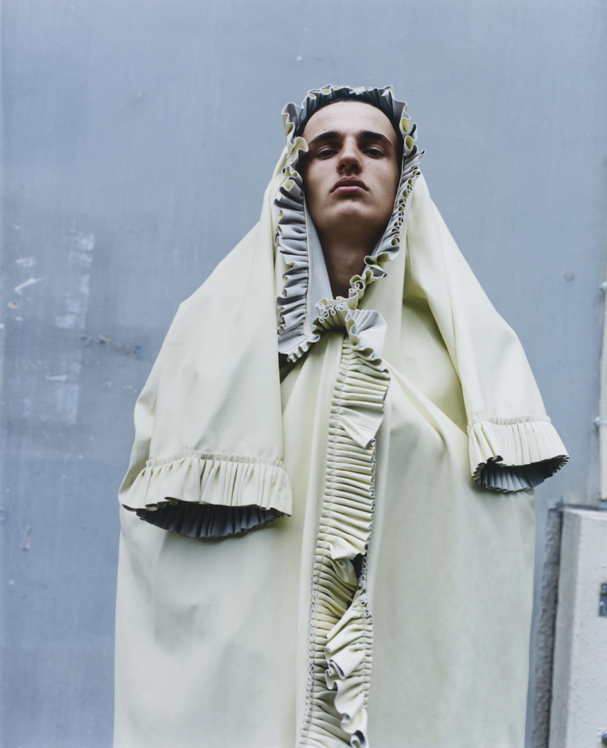 coat Xiao Xu. Photography Naguel Rivero, styling Sven Gex