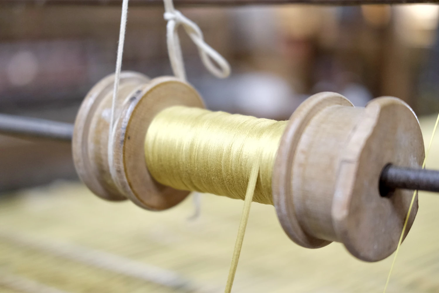 Per essere lavorati a telaio gli orditi vengono avvolti su bobine