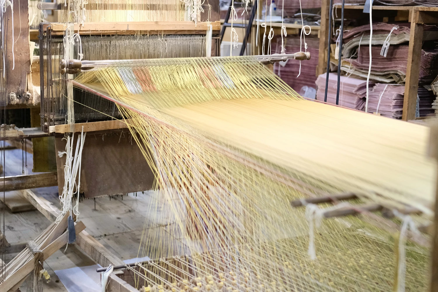 Telaio in legno del Settecento ancora operativo a Tessitura Bevilacqua