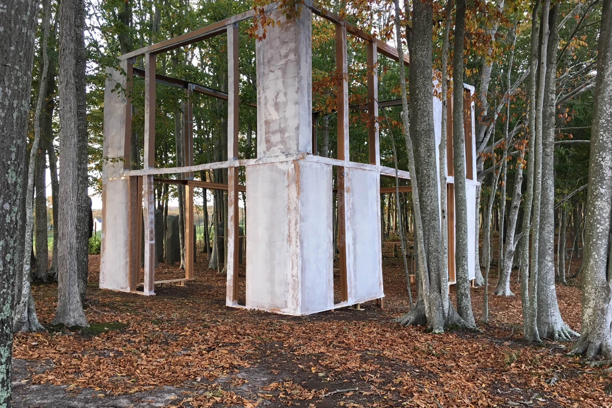 Carlos Bunga Autumn Red. Wind, Rain and Movement, 2017 Veduta dell’installazione, The Watermill Center, New York, 2017 Courtesy l’artista Foto Ainhoa González