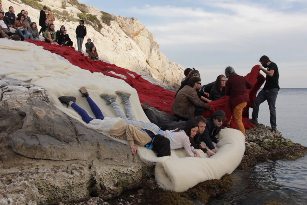 Cecilia Vicuña Beach Ritual (near Athens), 2017 Performance rituale, documenta 14, Atene, 2014 Courtesy l’artista e Lehmann Maupin, New York, Seul e Londra